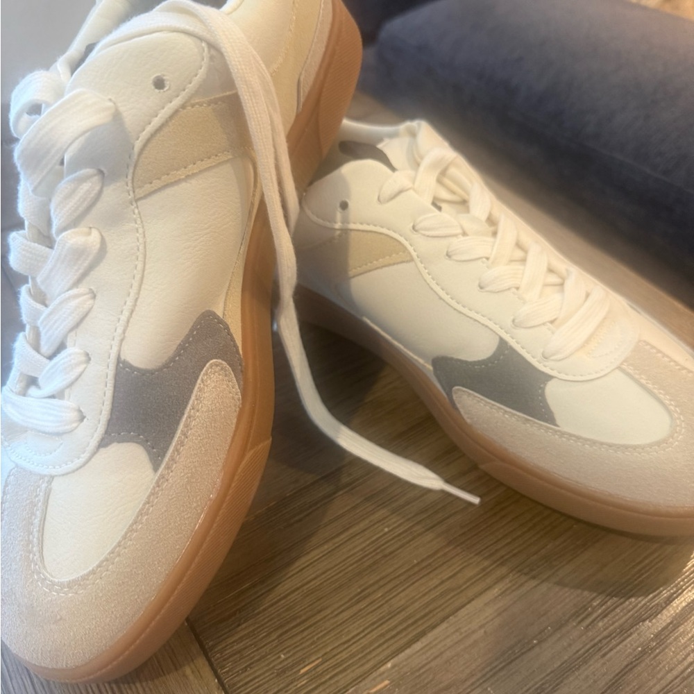 Blowfish Cream and Gray Low-Top Sneakers